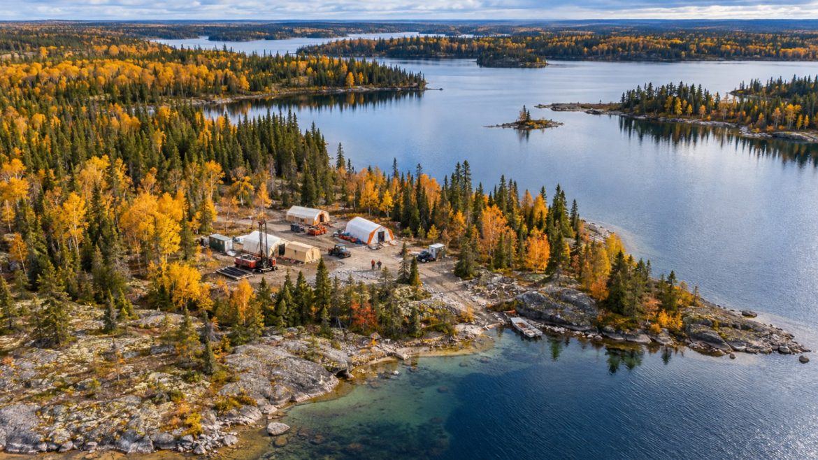 Luftaufnahme eines Explorationscamps am Seeufer im Athabasca-Becken im Herbst