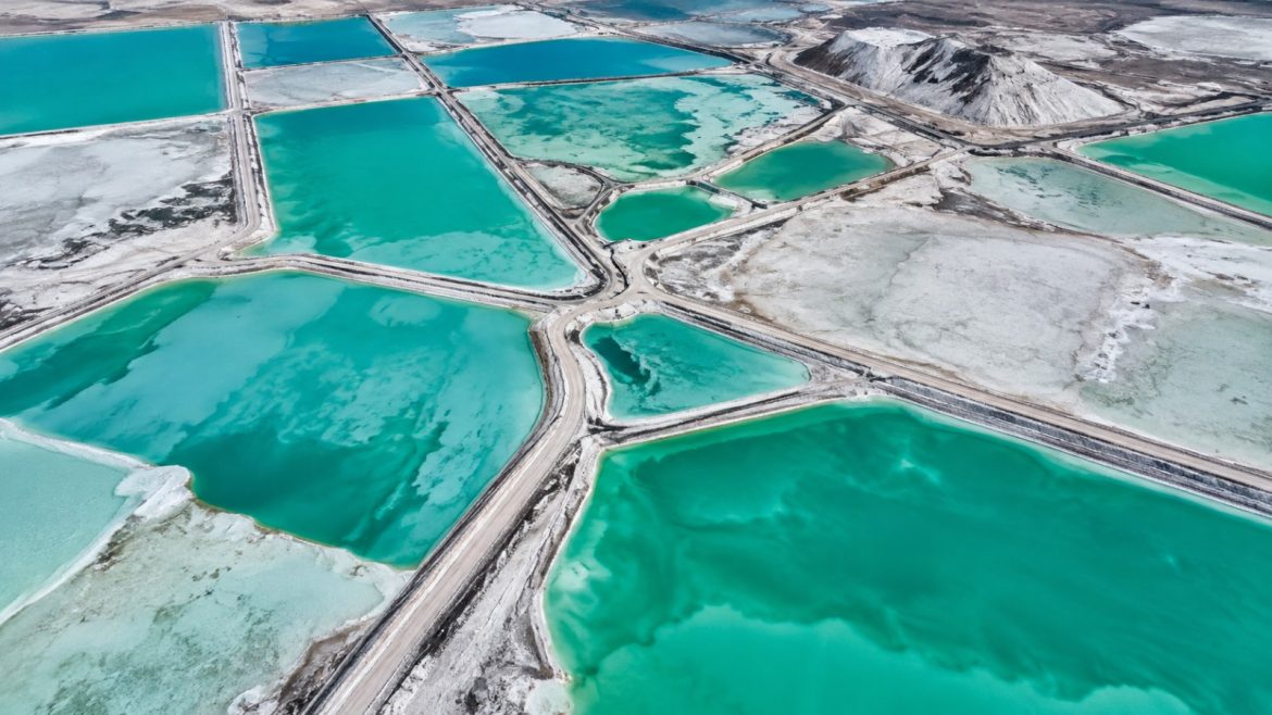 Luftaufnahme türkiser Lithium-Verdunstungsbecken in einer Salzebene