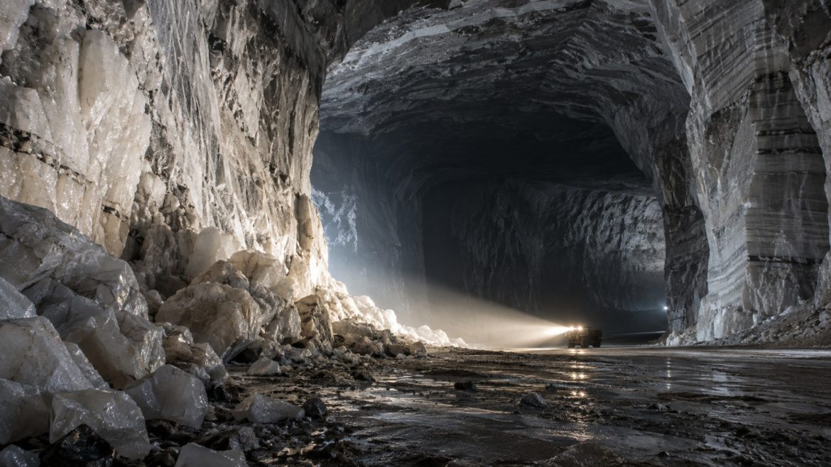 Große Höhle in einem Salzbergwerk unter Tage im Scheinwerferlicht