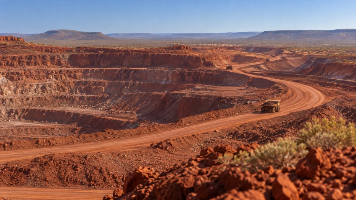Tagebau mit roter Erde im westaustralischen Outback unter weitem blauem Himmel