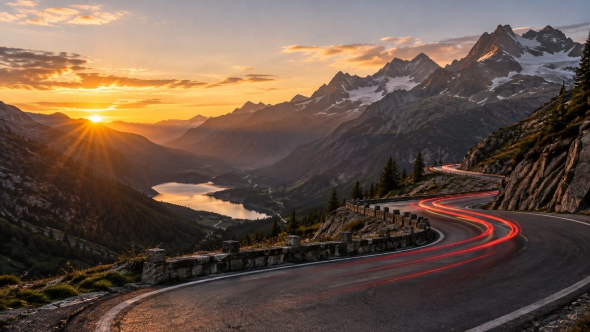 Kurvige Alpenpassstraße bei Sonnenaufgang mit Lichtspuren eines Sportwagens