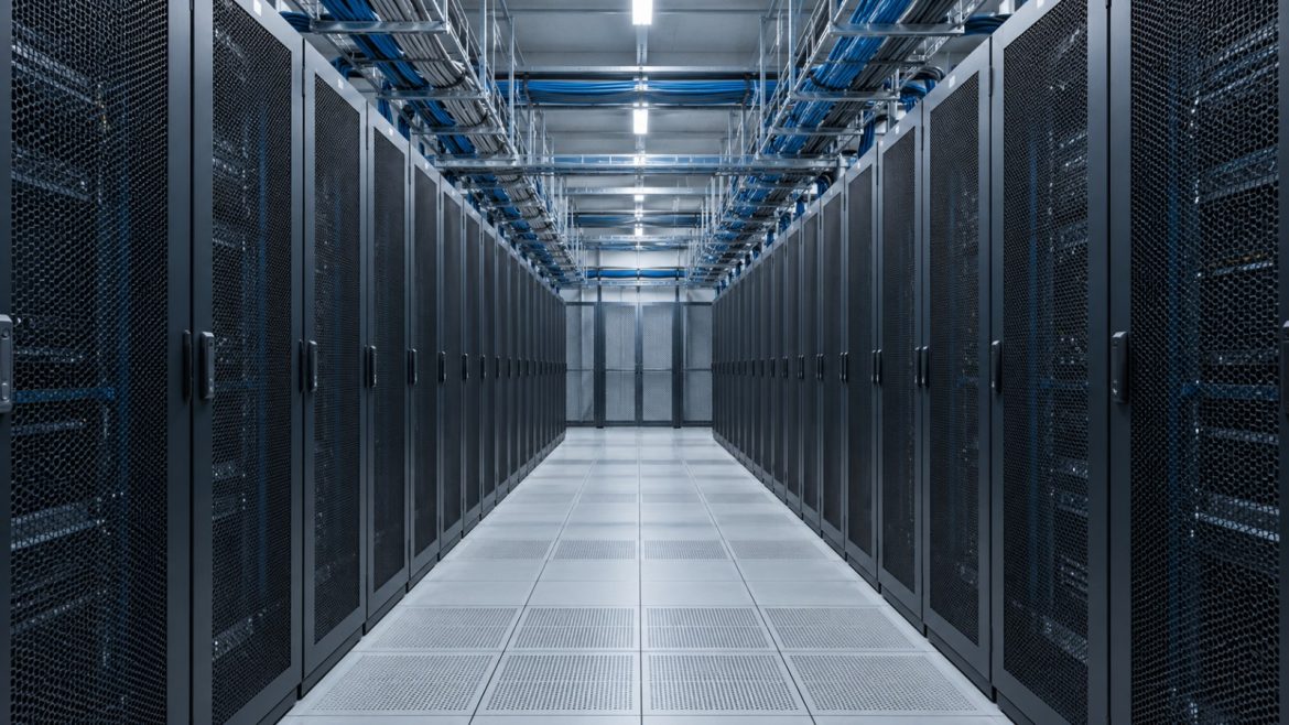 Kalter Gang zwischen zwei Serverschrankreihen in einem Rechenzentrum